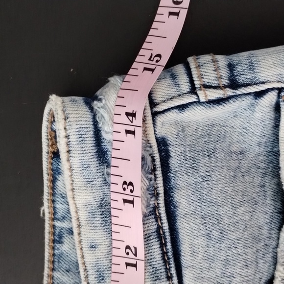 Vervet distressed denim stretch shorts size medium light wash, mid rise, frayed - Picture 11 of 11